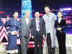 新望董事長(zhǎng)羅永輝與著名歌星劉尊老師、汪正正老師、郭津彤老師、主持人雅琪在北京電視臺(tái)錄制節(jié)目現(xiàn)場(chǎng)親切合影